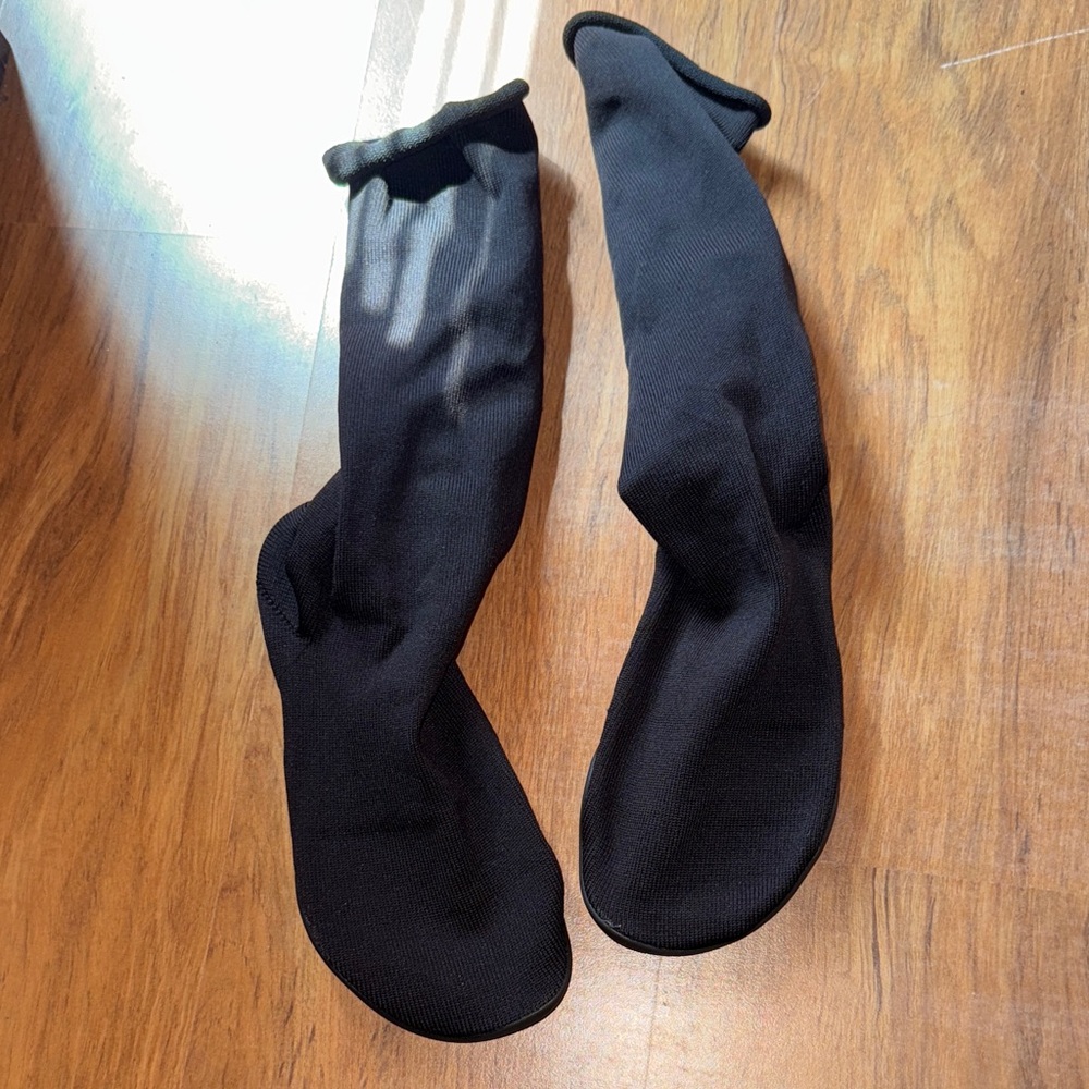 Black YZY pods 2023/24